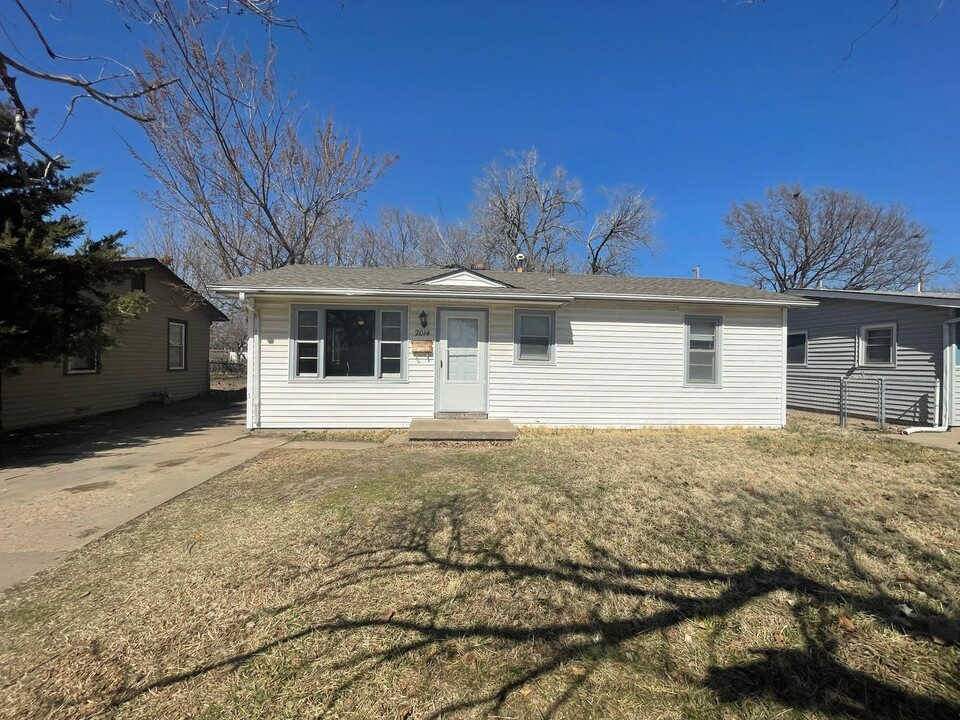 2014 W 27th St S in Wichita, KS - Building Photo