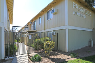 Parkwood Apartments in Fresno, CA - Building Photo - Building Photo