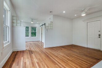 5211 Worth St in Dallas, TX - Foto de edificio - Building Photo