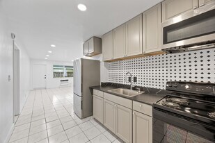 411 SE 3rd Ave in Hallandale Beach, FL - Building Photo