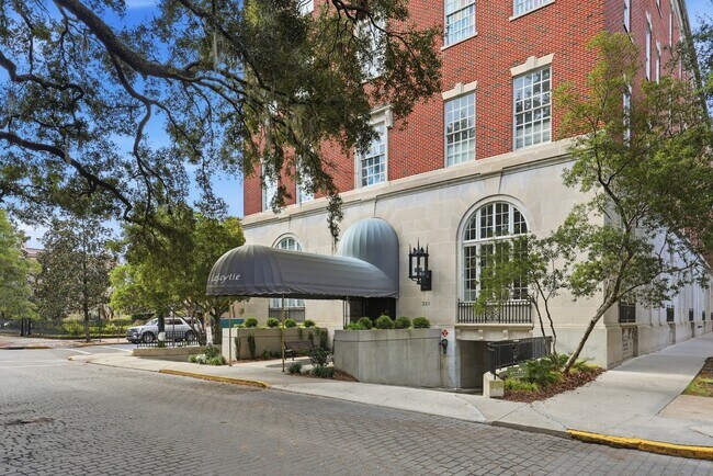 321 Abercorn St in Savannah, GA - Building Photo - Building Photo