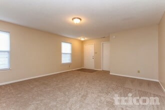 171 Declaration Dr in Greenwood, IN - Foto de edificio - Building Photo