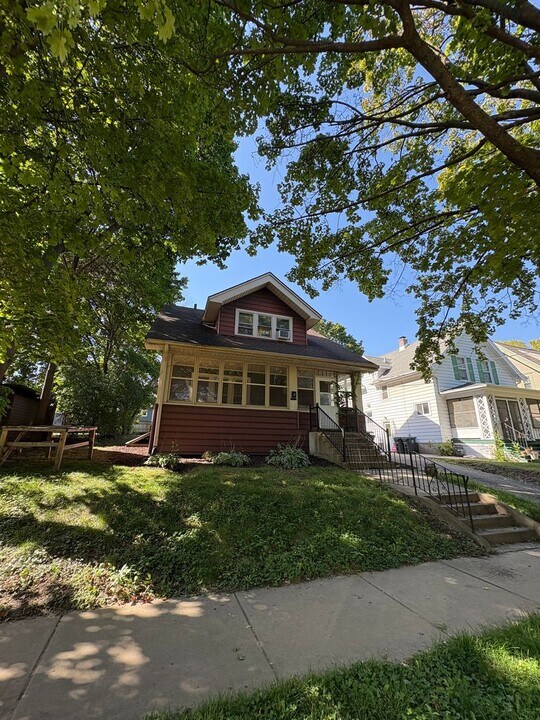 6 Lathrop St in Madison, WI - Building Photo