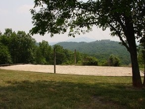 Summit at Roanoke in Roanoke, VA - Foto de edificio - Building Photo