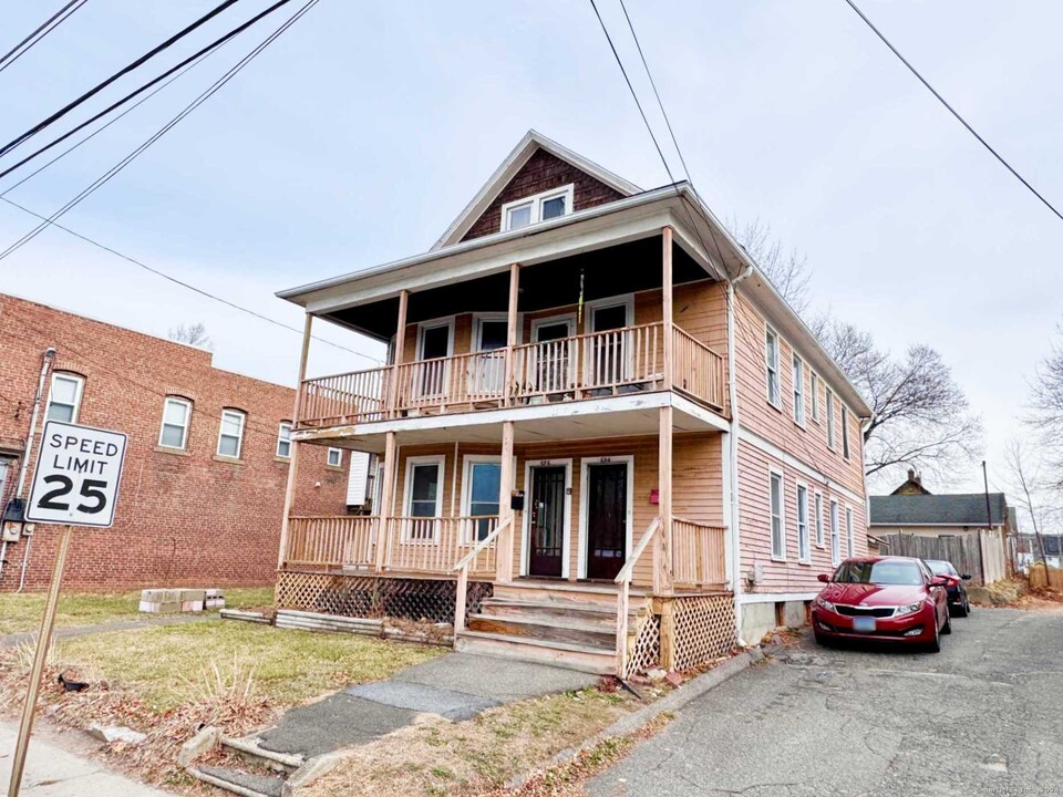 694 Main St-Unit -1 in Torrington, CT - Building Photo