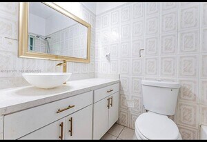 2320 NW 52nd St in Miami, FL - Building Photo