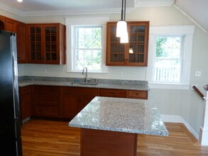 31 Woodbine St, Unit #2 in Auburndale, MA - Foto de edificio - Building Photo