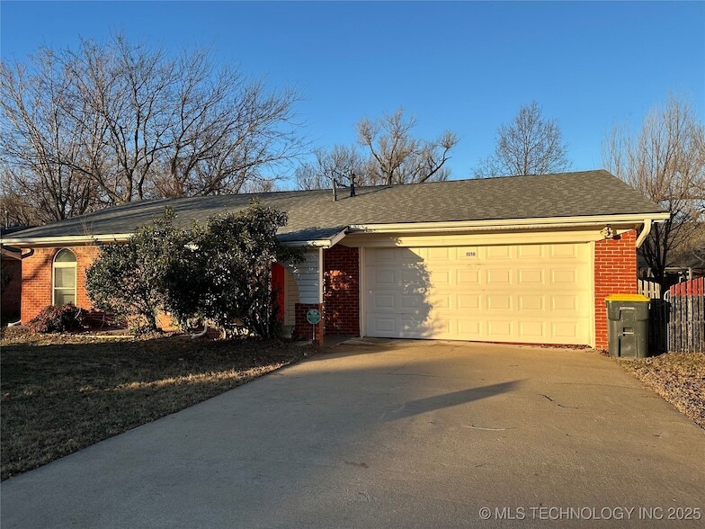 1016 N 2nd St, Unit 2124 in Jenks, OK - Building Photo