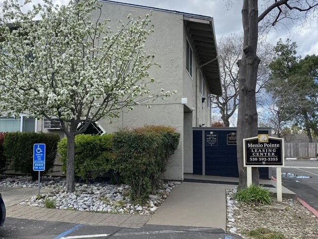 Menlo Pointe in Chico, CA - Foto de edificio - Building Photo