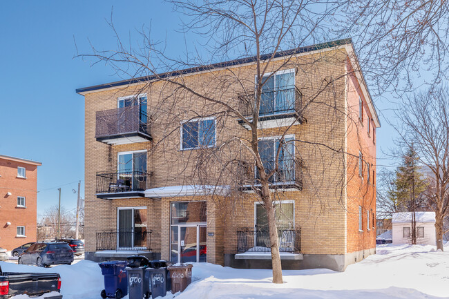 400 Lulli Rue in Laval, QC - Building Photo - Building Photo