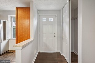 8474 Sugar Creek Ln in Springfield, VA - Building Photo