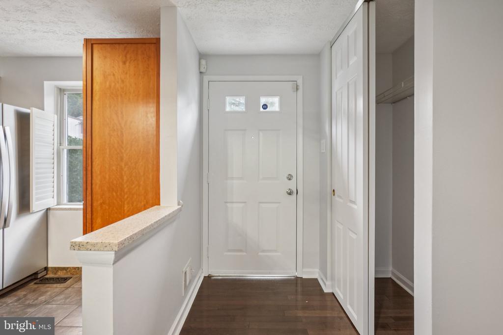 8474 Sugar Creek Ln in Springfield, VA - Building Photo