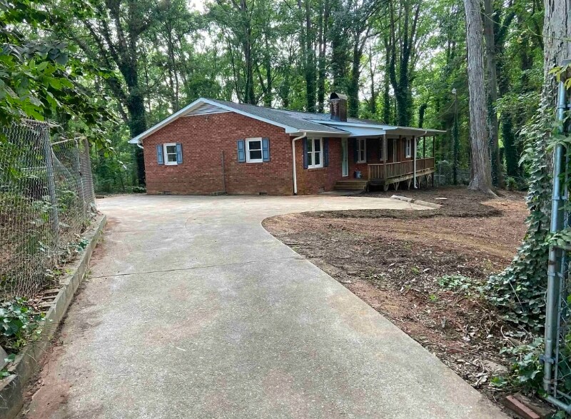 1000 Textile Rd in Spartanburg, SC - Building Photo