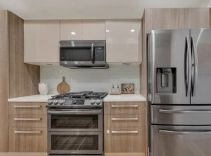 851 N San Vicente Blvd in West Hollywood, CA - Foto de edificio - Building Photo