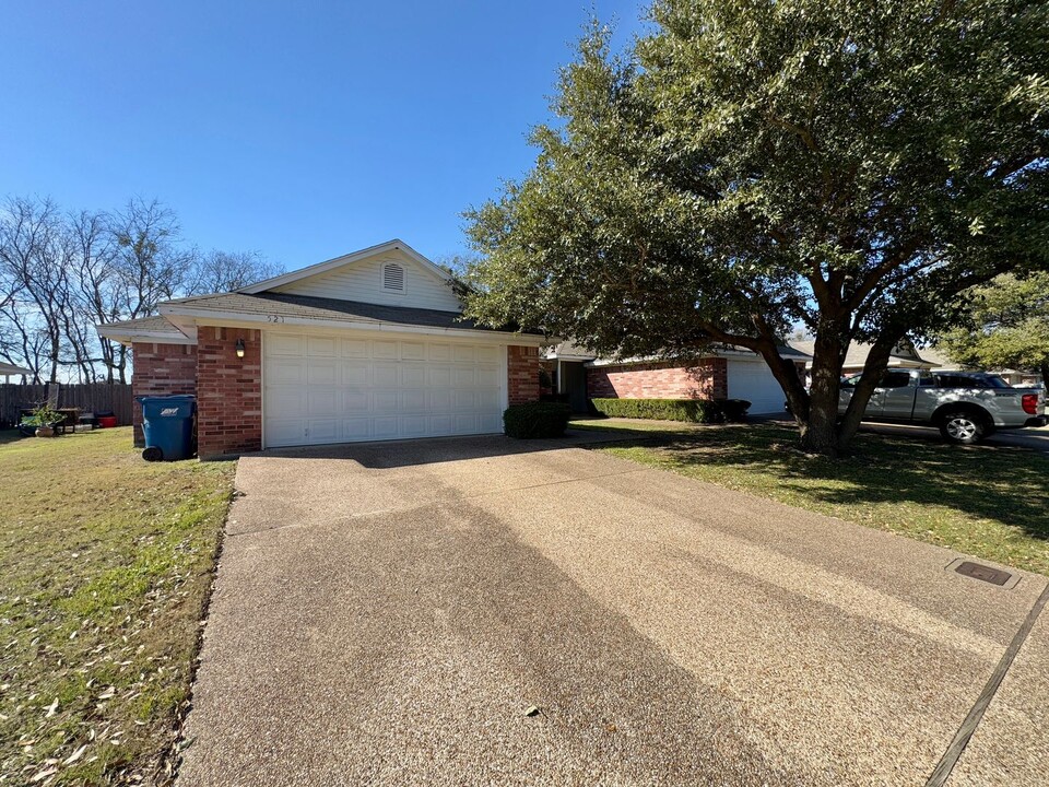 521 Shady Park Trail in Hewitt, TX - Building Photo