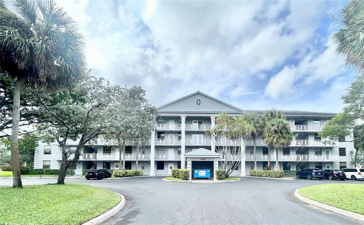 1526 Whitehall Dr in Davie, FL - Foto de edificio