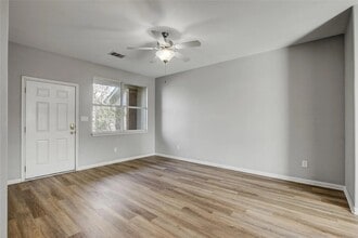 512 Eberhart Ln in Austin, TX - Building Photo - Building Photo