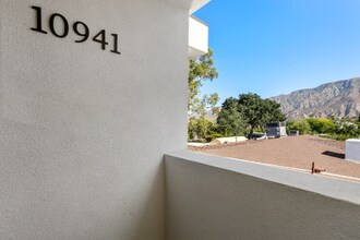 10941 Christine Way in Los Angeles, CA - Building Photo - Building Photo