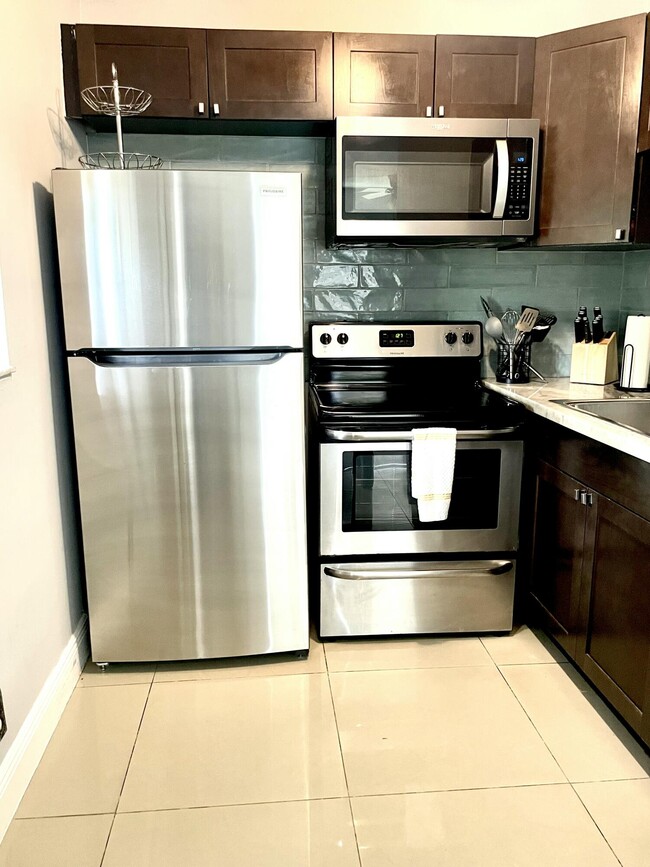 408 SE 12th Ct in Fort Lauderdale, FL - Building Photo - Building Photo