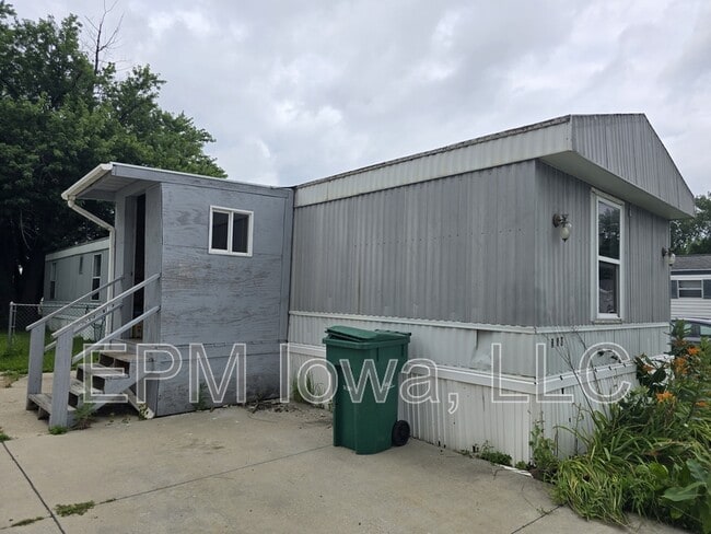 property at 700 W Ridgeway Ave