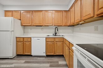 702 E Algonquin Rd in Arlington Heights, IL - Building Photo - Building Photo