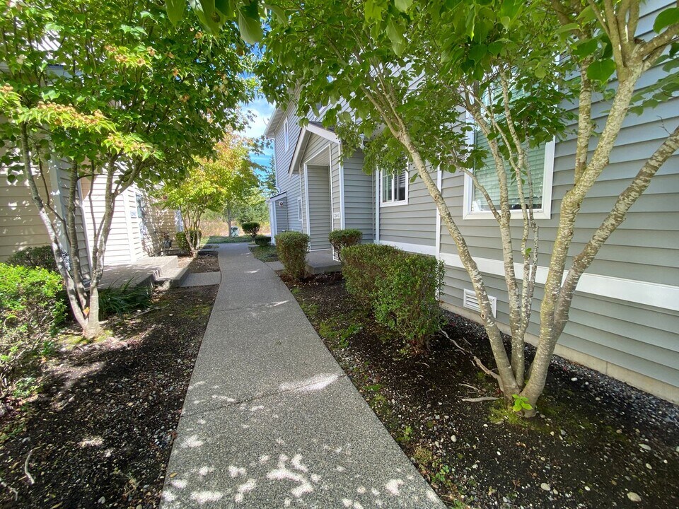 2260 Simmons St in Dupont, WA - Foto de edificio