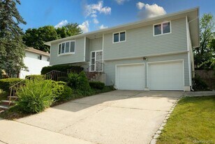 61 Beaumont Dr in Plainview, NY - Building Photo