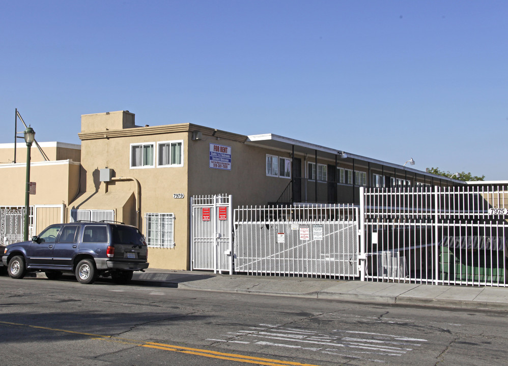 MacArthur Apartments in Oakland, CA - Foto de edificio