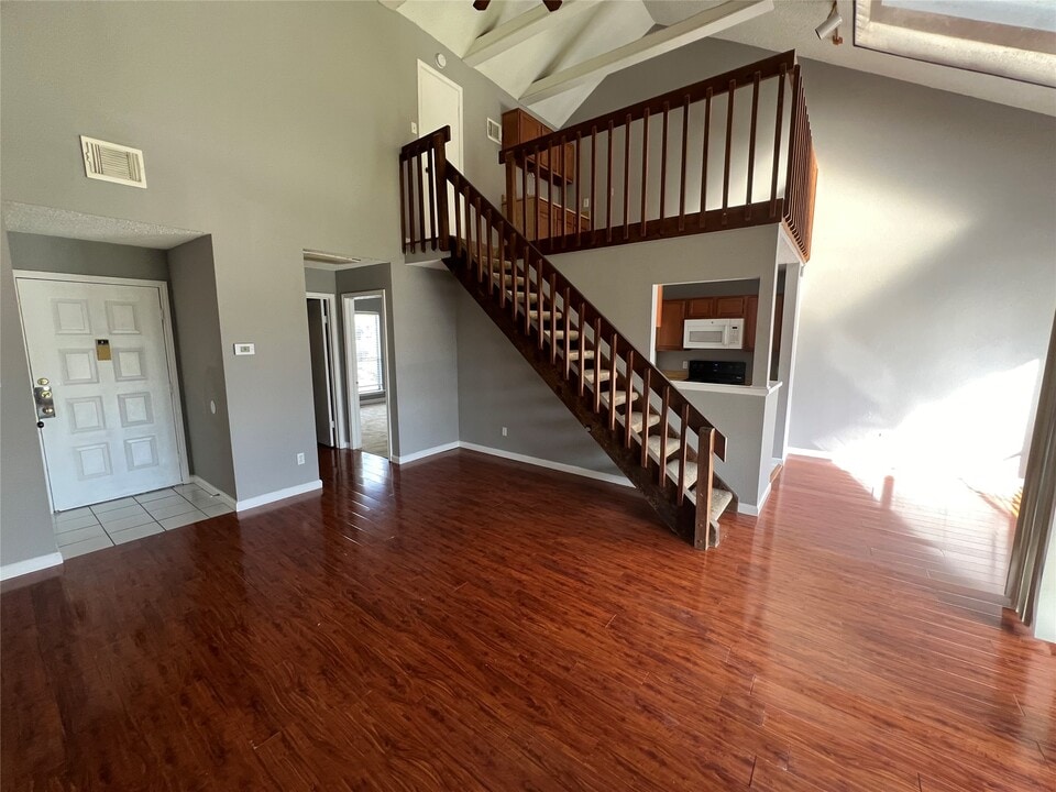 8479 Sands Point Dr in Houston, TX - Building Photo