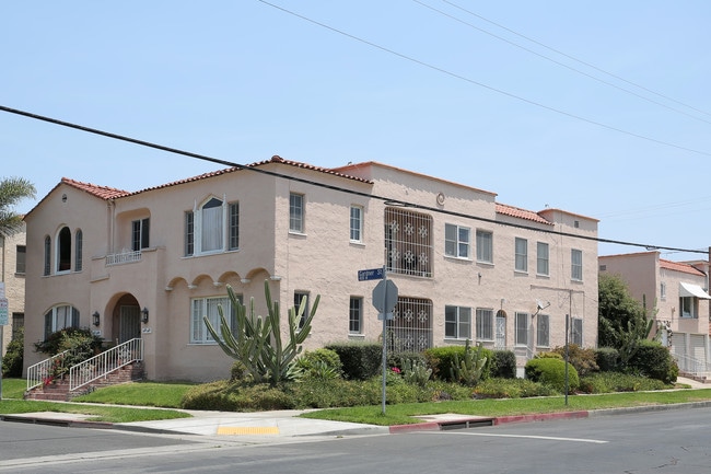 7465 Oakwood Ave in Los Angeles, CA - Building Photo - Primary Photo