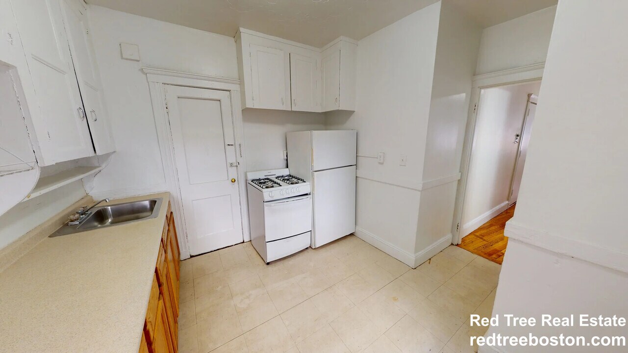 119 Sutherland Rd, Unit D in Boston, MA - Building Photo
