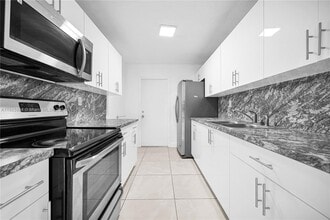 18016 NW 40th Ct in Miami Gardens, FL - Building Photo - Building Photo