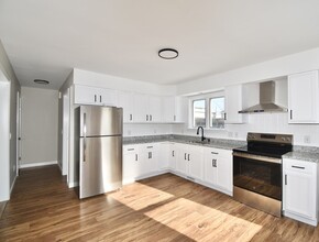 72 Center St in Holyoke, MA - Building Photo - Building Photo