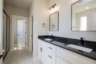 300 White Oak St in Gentry, AR - Building Photo - Building Photo