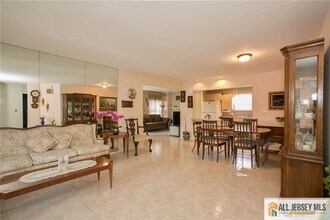 15 Clemmens Ct in Edison, NJ - Building Photo - Building Photo