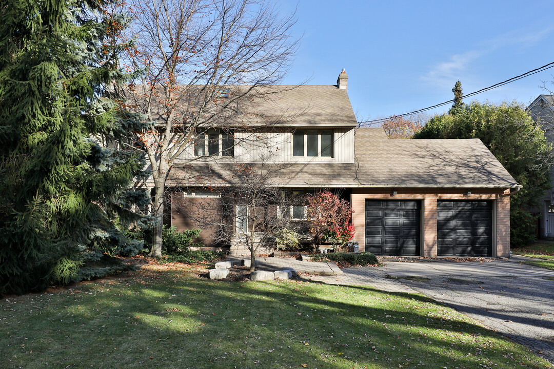 46 Sandringham Dr. in Toronto, ON - Building Photo