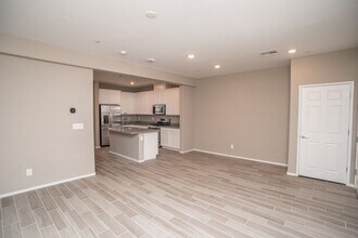 17 Alamere Falls Dr in Las Vegas, NV - Building Photo - Building Photo