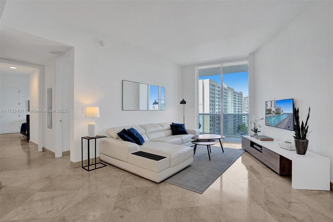 16001 Collins Ave, Unit 805 in Sunny Isles Beach, FL - Foto de edificio
