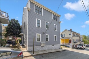 77 Pope St in Newport, RI - Building Photo