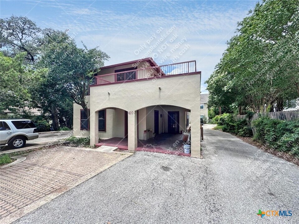 410 Burleson St in San Marcos, TX - Building Photo