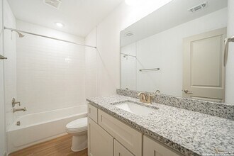 10215 Tulipwood Run in San Antonio, TX - Foto de edificio - Building Photo