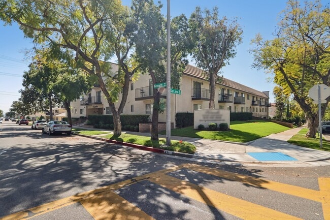 421 N Kenneth Rd, Unit 110 in Burbank, CA - Building Photo - Building Photo