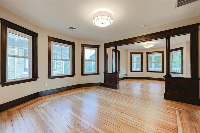 65 Burton St in Bristol, RI - Foto de edificio - Building Photo