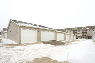 Raven Ridge Apartments in Dickinson, ND - Building Photo - Building Photo