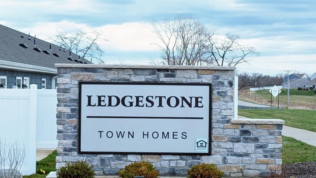 13816 Ledgestone Place in Fort Wayne, IN - Building Photo