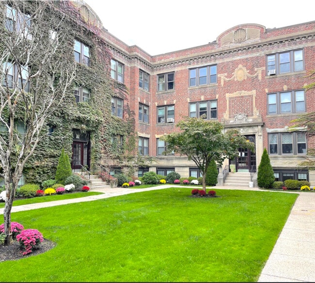 10-12 Greenway Ct in Brookline, MA - Foto de edificio - Building Photo