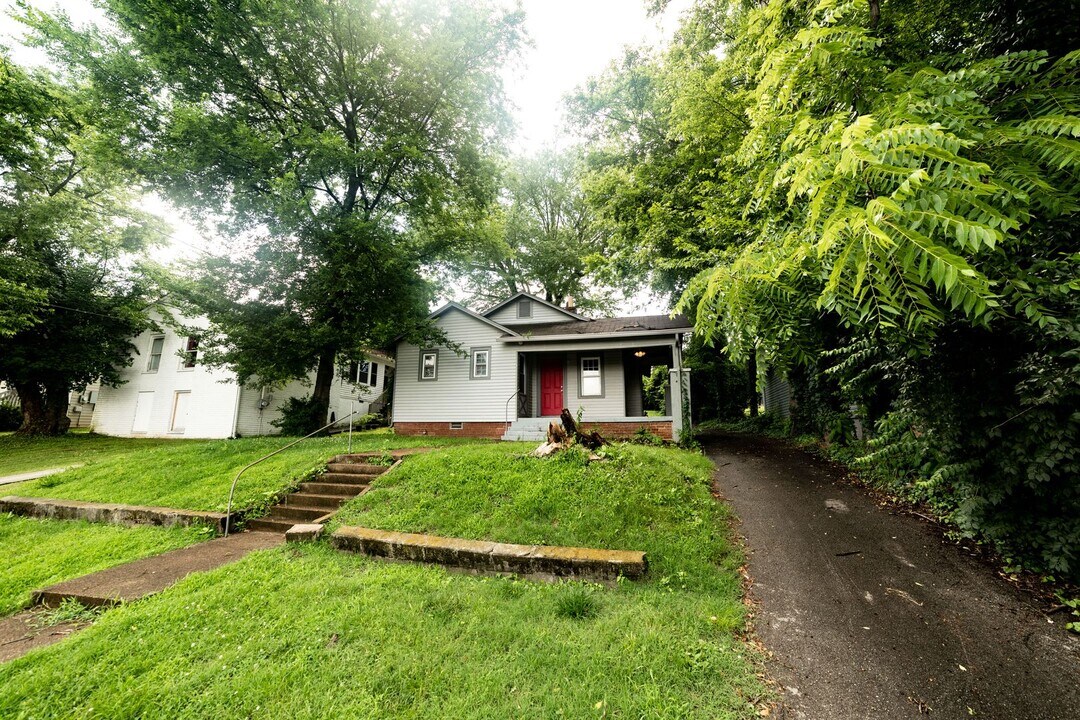 2413 Emmett Ave in Nashville, TN - Foto de edificio