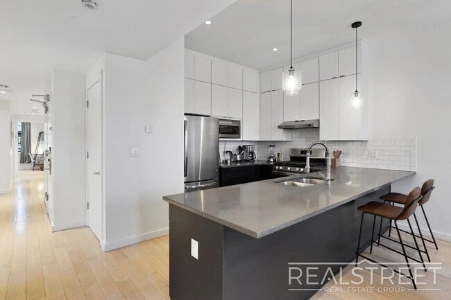 Spacious Bushwick 6BR with Open Kitchen, Laundry & Roof Deck in Brooklyn, NY - Building Photo - Building Photo