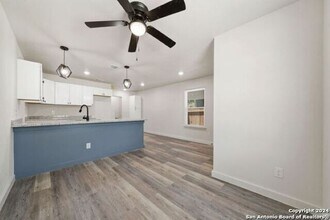 227 S Grimes St in San Antonio, TX - Building Photo - Building Photo