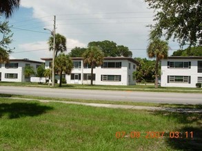 Lakeside Manor in St. Petersburg, FL - Building Photo - Building Photo